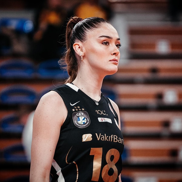 Geçtiğimiz günlerde 25 yaşındaki yıldızın, yeni sezonda İtalya'da forma giyeceği özellikle Pallavolo Scandicci'nin Zehra'yı takıma katmayı çok istediği iddia edilmişti.