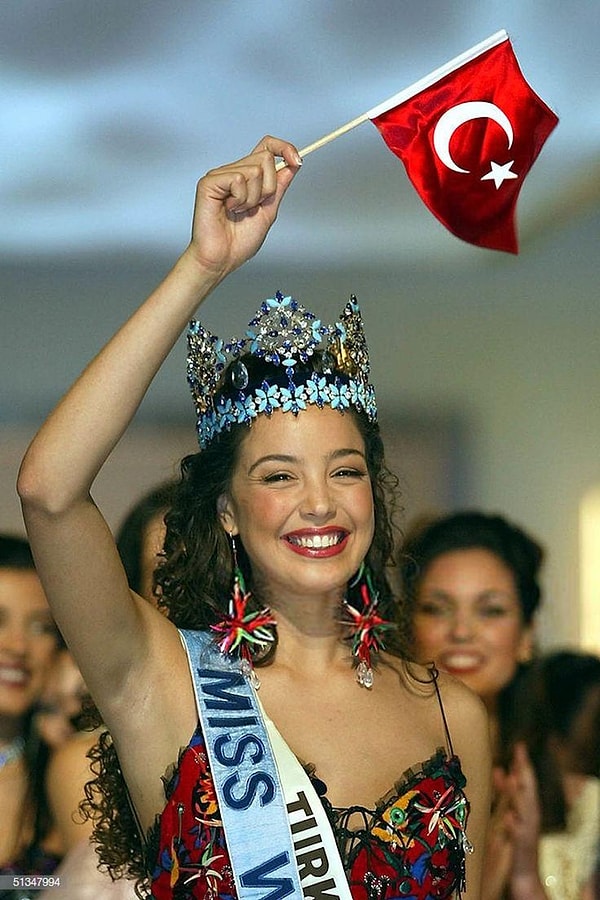 2002 yılında hem Miss World hem de Miss Turkey güzeli seçilen Azra Akın duru güzelliği, kariyerindeki başarıları ve gıpta edilesi özel hayatıyla gündeme oturmaya devam ediyor.