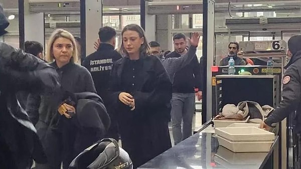 Serenay Sarıkaya bu sabah saatlerinde savcılığa 'tanık' sıfatıyla ifade vermek üzere İstanbul Adliyesi'ne geldi.