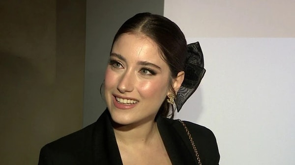 Hazal Kaya'yı bir süredir ekranlarda göremiyorduk. Güzel oyuncu televizyona reyting rekorları kıran yeni dizi ile geri dönüyor.