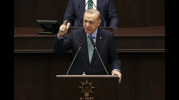 Cumhurbaşkanı Recep Tayyip Erdoğan, bugün partisinin grup toplantısında yaptığı açıklamada “Esed” tabirinin yanlış olduğunu ve doğrusunun Esad olduğunu söyledi.