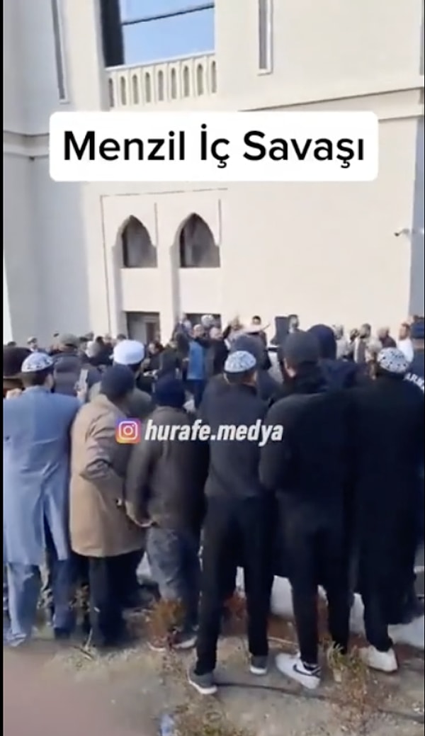 Kavga öyle büyük bir hal aldı ki cemaatin yurtdışında bulunan müridleri de birbirine girmişti. Son olarak Adıyaman’da bulunan Menzil köyünde cami bahçesinde taşlı sopalı kavga görüntüleri gündem olmuştu. Kavgaya askerler müdahale etmişti.