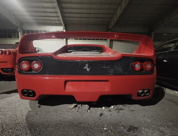 Esad ailesinin aralarında Ferrari F50, Ferrari F12 Berlinetta, Lamborghini Murcielago, Aston Martin, Bentley, Cadillac, Audi TT, Mercedes-AMG gibi değeri milyonlarca doları bulan onlarca lüks otomobile sahip olduğu ortaya çıktı.