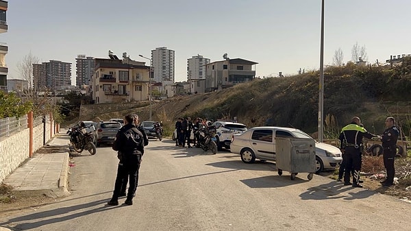 Sabah saatlerinde Yüreğir ilçesine bağlı Yenidoğan Mahallesi'nde anne, baba ve kızları kahvaltı sofrasında öldürülmüş halde bulunmuştu. Şahısları polis memuru Mehmet Tehçi'nin öldürdüğü belirlendi.