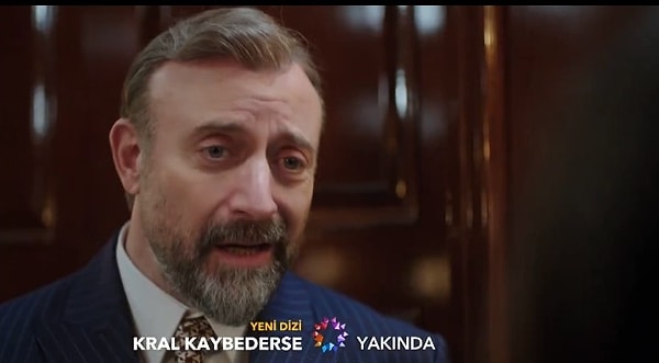 Henüz birkaç gün önce Netflix yapımı "Adsız Aşıklar" filminin galasına katılan Ergenç'in dizideki peruklu hali gündem oldu.