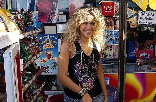 Shakira, 14 Mayıs 2005’te Türkiye’ye geldi. “Fijación Oral, Vol. 1” isimli albümünün tanıtım gezisi kapsamında Shakira’nın ilk durağı Antalya oldu. Antalya’daki Aspendos Antik Tiyatrosu’nda konser vermek için gelen şarkıcı, Serik ilçesinde bir bakkala da uğradı.