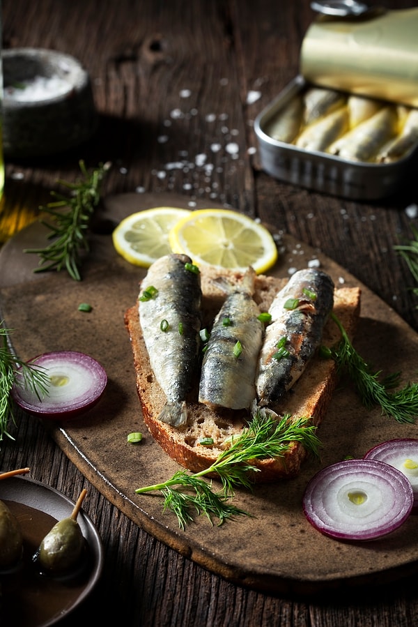 5. Sardalya beyin sağlığı için en uygun fiyatlı ve güçlü yiyeceklerden biridir. İnanılmaz bir iltihap önleyici, Omega-3 kaynağı ve yaşlanmayla ilişkili hafıza kaybı ve bilişsel sorunlara karşı koruyucu.