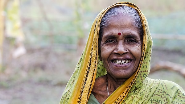 Hint kültürünün simgelerinden biri olan alın ortasındaki kırmızı nokta “bindi” olarak adlandırılır. Sanskritçe “Bindu” kelimesinden türeyen bindi geleneksel olarak kaşların arasındaki “ajna” bölgesine uygulanır.