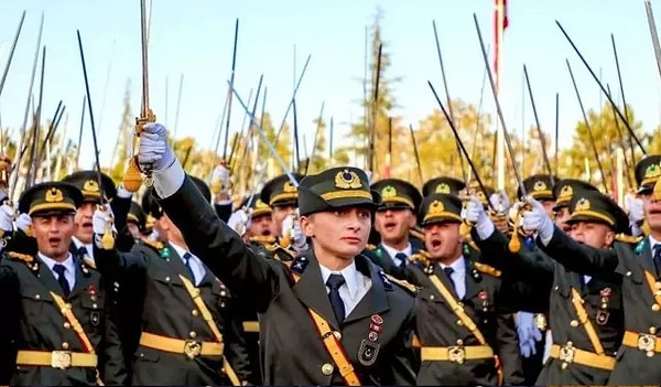 Eroğlu, "Bugün sonuç ne olursa olsun, bizim ve sizlerin göğsündeki Harp Okulu rozetini alamayacaklar. Bizler Atatürk'ün önce sıra arkadaşı, sonra silah arkadaşı olduk. Hayatımızın geri kalanında da bu minvalde hareket edeceğiz şüphesiz" ifadelerini kullandı.