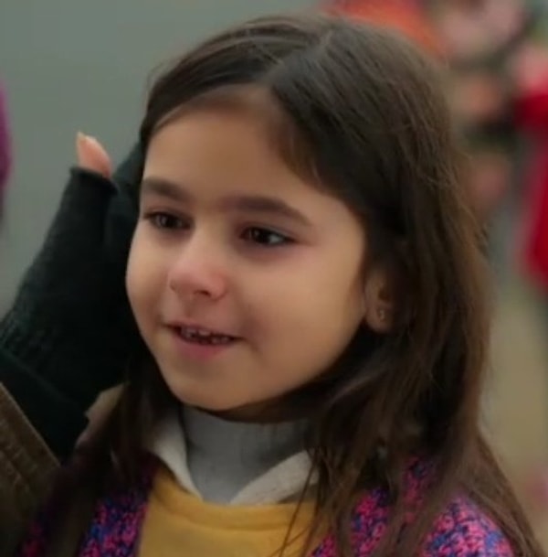 Masum bir çocukken sürekli aşağılanmış, yetersiz hissettirilmiş ve sevgiden mahrum bırakılmıştı. Bugün ise geçmişinin izlerini, kendi çocuklarına ve çevresine aynı acımasızlıkla yansıtan birine dönüşmüştü.