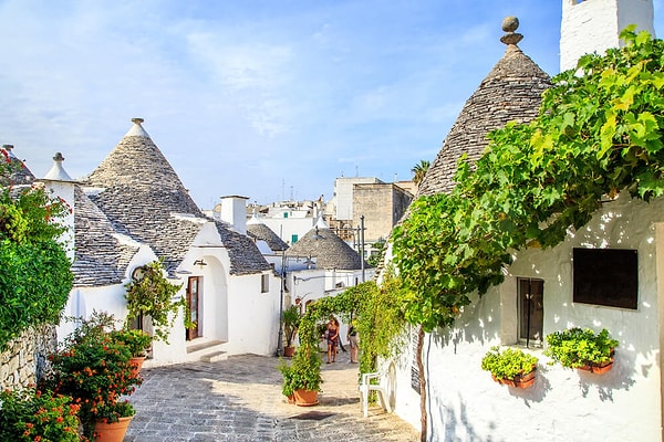 8. Alberobello, İtalya