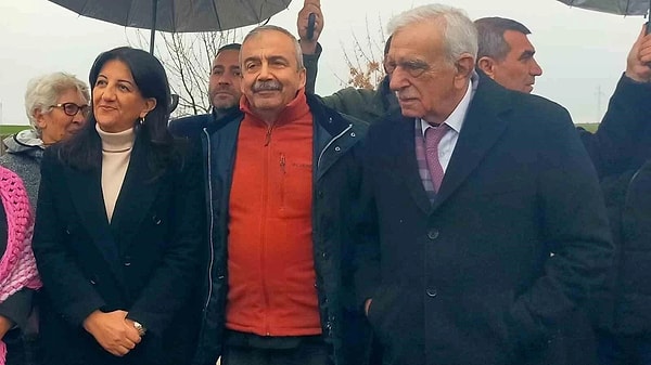 Ayrıca yazılı açıklamanın devamında, "Tüm görüşmeler samimi ve umut verici düzeyde olumlu geçmiştir. Sayın liderler ve heyetleri, ilkesel olarak barış sürecine desteklerini bildirmiştir. Bununla birlikte çeşitli hususlarda kaygı ve önerileri de olmuştur. Bunlar da temelde sürecin şeffaflığı ve TBMM bünyesinde yürümesi/yürütülmesi hususlarında toplanmaktadır. Bu görüşmeler süresince heyetimizin, kaygıları ve soru işaretlerini gidermeye dönük açıklamaları ve sunumları olmuştur.'' ifadelerine yer verildi.