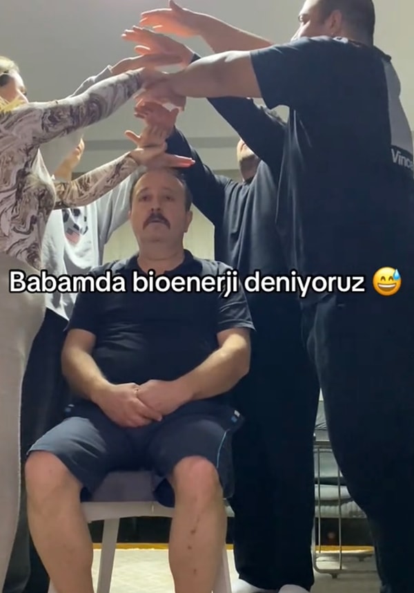 Sonra ellerini kafasının üstüne getirip yeniden denediklerinde babaları kuş gibi havalandı.