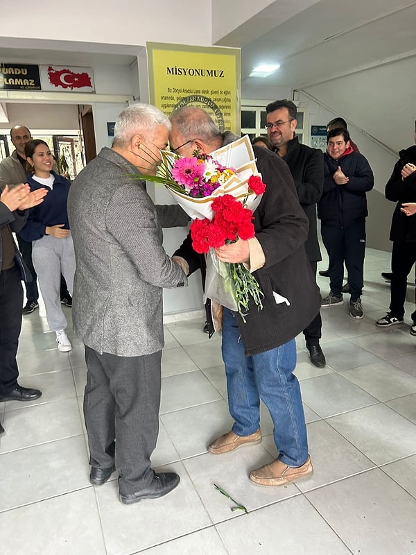 Hatay’ın Dörtyol ilçesindeki Anadolu Lisesi’nde 34 yıldır görev yapan Mustafa Bölükbaşı son dersini verdikten sonra anlamlı bir sürprizle karşılaştı.