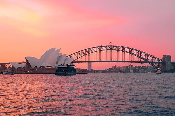 6. Sydney, Melbourne; kaliteli eğitim sisteminin yanı sıra muazzam doğal güzellikleri ve dinamik şehir yaşamıyla öğrencilere unutulmaz bir deneyim sunar.