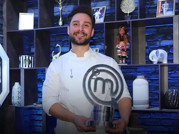 MasterChef Türkiye büyük finali ile sona erdi. MasterChef 2024 şampiyonu Onur Üresin oldu. Yarışma bitti ama sezona damgasını vuran aşk iddiaları bitmedi.