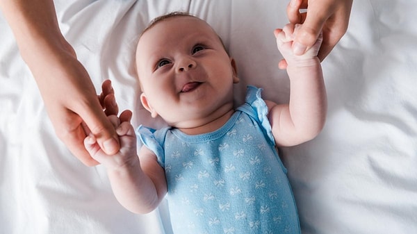 Bebekler doğduklarında kas hareketleri ve algıları zamanla gelişir. Ellerini ve ayaklarını kontrol etmeye başlamadan önce emme refleksi gibi doğuştan gelen refleksler aktif olur.