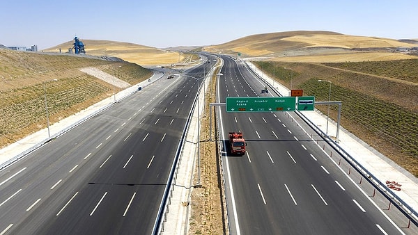 Tırtıklı yollar, sürücülere titreşim ve ses yoluyla uyarılar göndererek trafik güvenliğini artırmayı hedefler.