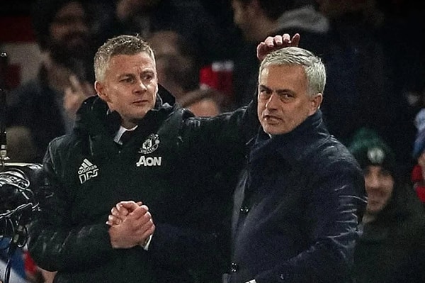 Manchester United ve Tottenham teknik direktörü olarak karşı karşıya gelen ikili artık Beşiktaş ve Fenerbahçe teknik direktörü olarak bu olayın ardından karşı karşıya gelecek.