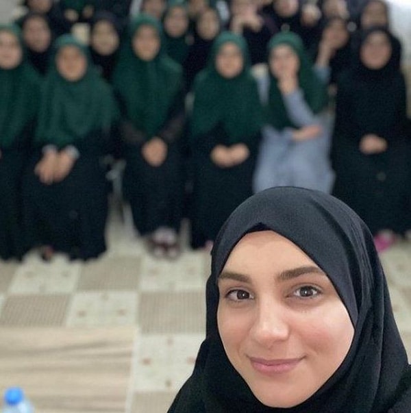 İlahiyat Fakültesi'nde okuduktan sonra "mekselina_islam" adıyla Instagram'a geri dönen unutulmaz ismin cemaatlere ve tarikatlara gittiği söylendi.