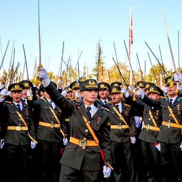 Özdil, hastalığının ardından sosyal medya hesabı X’ten bir paylaşım gerçekleştirdi. Gazeteci Özdil, ‘kılıçlı yemin’ nedeniyle ihraç talebiyle karşı karşıya kalan Kara Harp Okulu mezunlarını unutmadı.