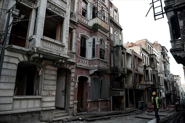 Eski İstanbul’un önemli simgelerinden biri olan Tarlabaşı, tarihi ve çok kültürlülüğe ev sahipliği yapması nedeniyle bir zamanların dikkat çeken semtiydi.