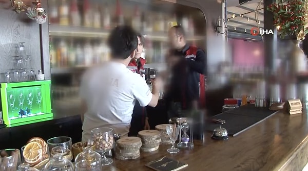 İstanbul Maltepe’de bir barmen, alkol denetimi yapan ekibe alkol ikram etmeye çalıştı.