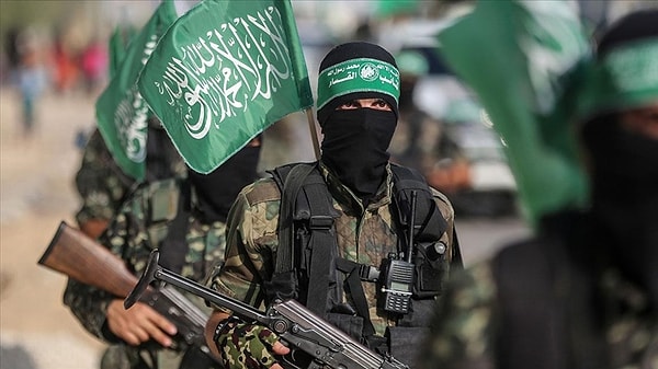 Hamas ise sahadaki teknik nedenlerden dolayı İsrailli esirlerin isimlerinin verilmesinde gecikme yaşandığını duyurdu.