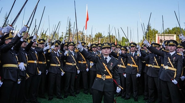 Kara Harp Okulu dönem birincisi olan Teğmen Ebru Eroğlu, “Törenden sonra toplanan silah arkadaşlarımın tamamı gibi ben de Mustafa Kemal’in askeri olmakla gurur duyuyorum. İçimdeki Harbiyeli ruhu hiçbir zaman ölmez. Omzumdan rütbem alınacak olsa bile bu ruhu her zaman yüreğimde yaşayacağım. Harbiyeli brövesi büyük bir onur olarak bende kalacak.” ifadelerini kullandı.