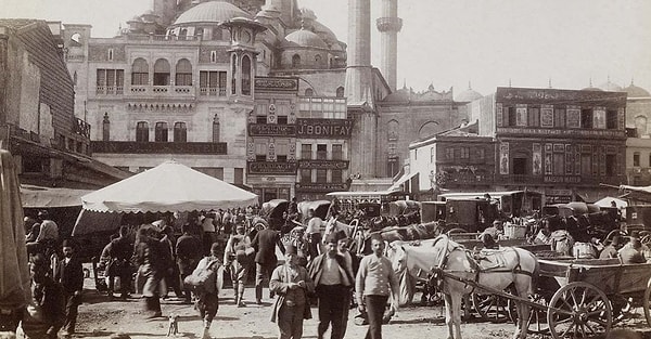 Osmanlı’da önemli bir iş yapılacak ya da mutlu bir haber duyurulacaksa, bunun için mutlaka uğurlu bir vakit seçilirdi. İşte bu uğurlu vakitlere “Eşref Saati” denirdi.