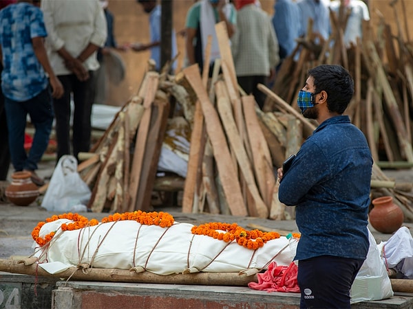 Hindistan’da ölü yakma geleneği, Hindu inancının önemli bir parçası olarak binlerce yıldır uygulanıyor. Hindular fiziksel bedenin ölümden sonra bir amaca hizmet etmediğine ve ruhun reenkarnasyon sürecine geçebilmesi için bedenden ayrılması gerektiğine inanıyor.