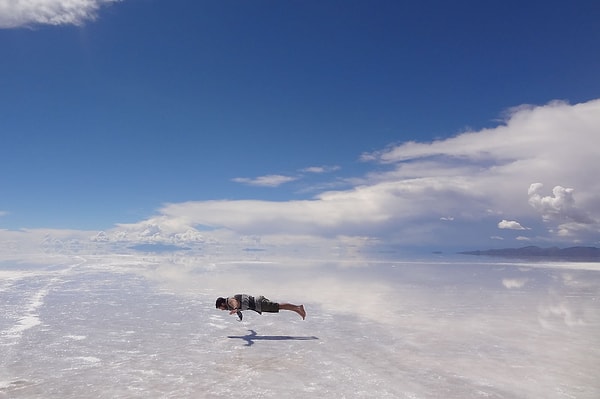 Bolivya'nın güneybatısında, And Dağları'nın zirvesine yakın bir konumda, deniz seviyesinden yaklaşık 3.656 metre yükseklikte bulunan Salar de Uyuni, 10.582 km²'lik alanıyla dünyanın en büyük tuz düzlüklerinden biri.