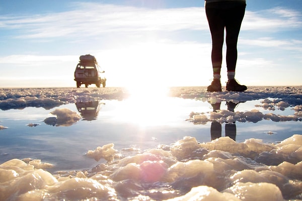 Bu su tabakası, tuzluğun olağanüstü düz yüzeyiyle birleşerek devasa bir ayna etkisi yaratır ve gökyüzünü yansıtır. Bu yansıtıcı yüzey, Salar de Uyuni'yi dünyanın en büyük doğal aynası haline getirir.