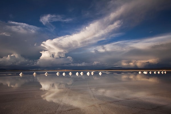 Sizlere ek bilgi de verelim: Salar de Uyuni'nin yüzeyi o kadar düzdür ki, uydu altimetrelerinin kalibrasyonu için ideal bir alan olarak kullanılır.