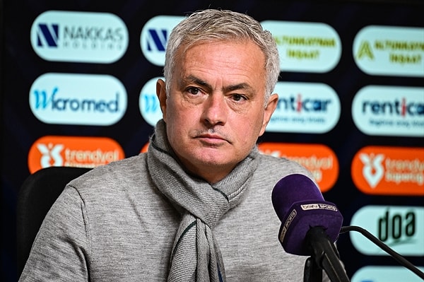 Jose Mourinho,  basın mensuplarına toplantı odasına girer girmez "Geç kaldığım için affedersiniz. Yemek çok güzeldi. Kebap çok iyiydi." diyerek eğlenceli bir an yaşattı.