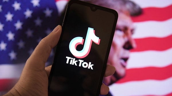 Trump, Truth Social adlı platformda yaptığı açıklamada, TikTok yasağının yürürlüğe girme süresini uzatmak için pazartesi günü bir kararname imzalayacağını duyurmuştu. Paylaşımında, "Ulusal güvenliğimizi korumak için bir anlaşma yapabiliriz." diyen Trump, TikTok’un yarısının ABD’li şirketlere ait olmasını şart koştuğunu ifade etmişti.