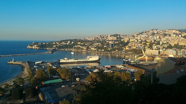 Zonguldak’ın coğrafi konumu da onu diğer şehirlerden ayırıyordu. Karadeniz’e kıyısı olan bu şehir limanları sayesinde deniz ticaretinin önemli bir merkezi haline gelmişti. Cumhuriyet döneminde dış ticaretin gelişmesine katkı sunan bu stratejik konum Zonguldak’ın ilk il olmasında büyük rol oynadı.