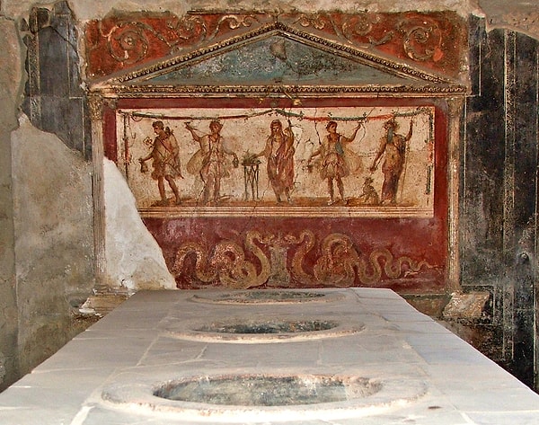 Each meal was stored in clay pots called 'dolia', which were placed into large openings in the counters of the thermopolium.