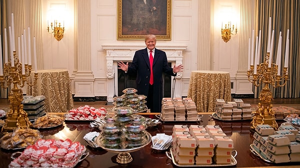 Trump'ın fast foodlara düşkünlüğü öyle meşhur ki üst düzey toplantılarda bile yöneticileri meşhur fast food zincirlerinden alınan paketler karşılıyor. Olur da bir gün yolunuz oraya düşerse, lüks yemekler beklemeyin diye şimdiden uyaralım.