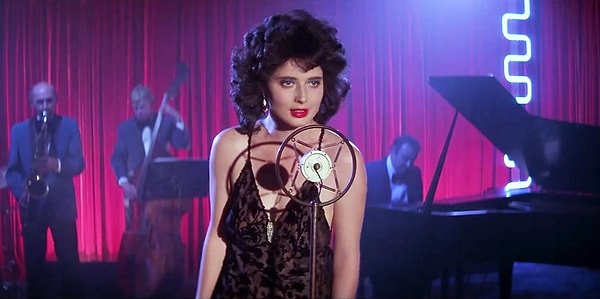 4. Blue Velvet - 1986 (IMDb: 7.7)