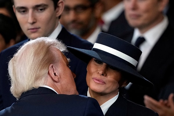 ABD Başkanı Trump, “Bundan böyle Amerika Birleşik Devletleri hükümetinin resmi politikası, kadın ve erkek olmak üzere sadece iki cinsiyetin var olduğudur" ifadesini de kullandı.