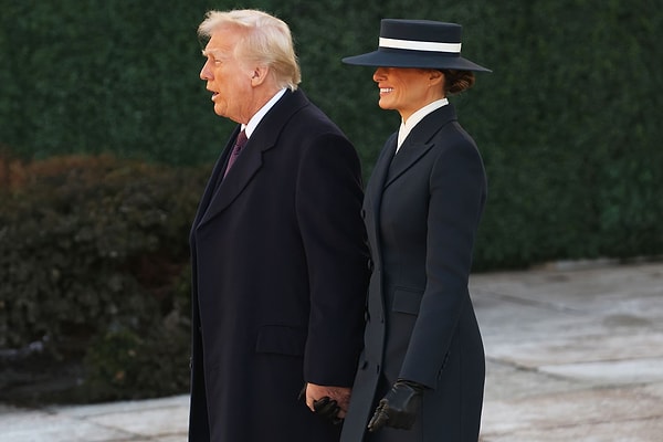 ABD'nin 47. başkanı Donald Trump, yemin töreninin ardından görevine resmen başladı. Milyonların canlı takip ettiği yemin töreninin en dikkat çekici detayı ise ABD'nin yeni First Lady'si Melania Trump'ın kombini oldu.