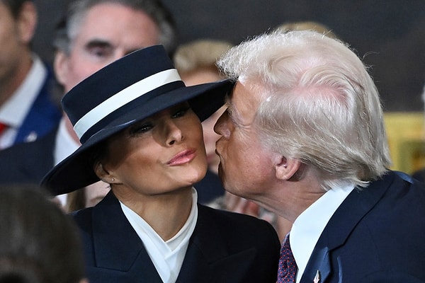 First Lady'nin şapkası o kadar büyüktü ki yemin töreninden önce eşini öpmek isteyen Donald Trump, öpücüğünü havaya kondurmak zorunda kaldı.