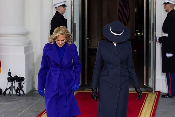 Yemin töreninden önce eski başkan Joe Biden ve Jill Biden ile fotoğraf çekilen Melania Trump'ın gözlerindeki ifade görülmedi.