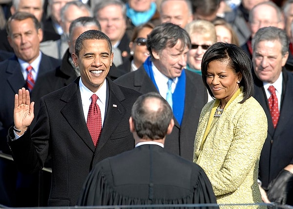 Michelle Obama rahat ve uygun fiyatlı bir takım tercih ederek kapsayıcılığı vurgulamış, Jill Biden ise Amerikalı tasarımcıları ön plana çıkarmıştı.