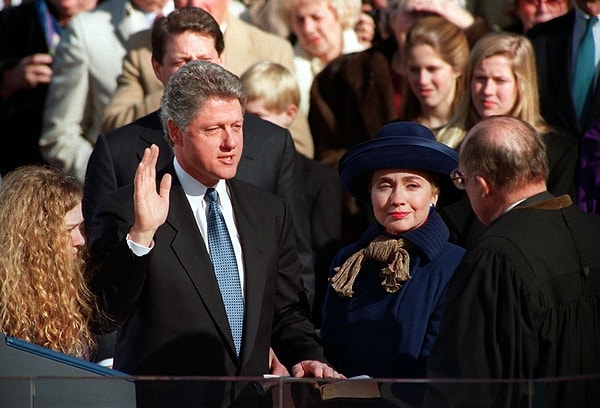 First Lady'lerin yemin törenlerinde şapka takma geleneği Jackie Kennedy’nin şapkasıyla başlamıştı. Fakat bu gelenek, 1993 yılında Hillary Cilinton ile sona ermişti.