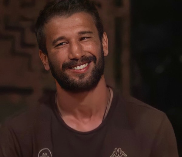 Survivor'da senelerdir sezon başlar ve bir süre sonra aşk dedikoduları ortalığı karıştırır.