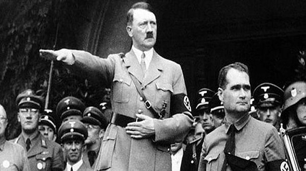 Nazi selamı olarak da bilinen selamlama şekli, 2. Dünya Savaşı’nda milyonlarca insanın katili olan Nasyonal Sosyalist Alman İşçi Partisi tarafından partinin lideri Adolf Hitler'e itaati göstermek için benimseniyordu.