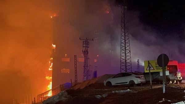 Bolu Valisi Abdulaziz Aydın ile Bolu Belediye Tanju Özcan bölgeye gelerek söndürme çalışmalarını olay yerinde takip etti. AFAD, UMKE, itfaiye ile çok sayıda sağlık ekibi bölgede hazır bekliyor.