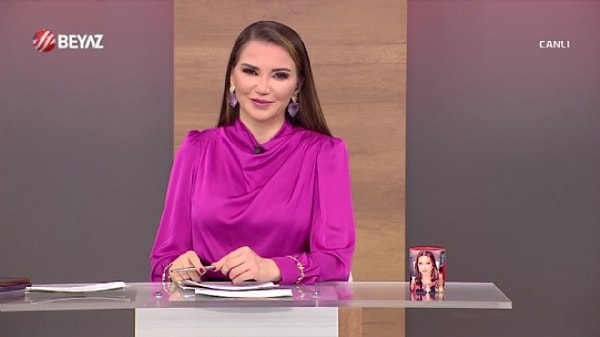 Hafta içi her gün Beyaz TV'de yayınlanan Yeni Baştan programını sunan Esra Ezmeci, bir yandan sosyal medyadan takipçilerinin sorunlarına çare buluyor.